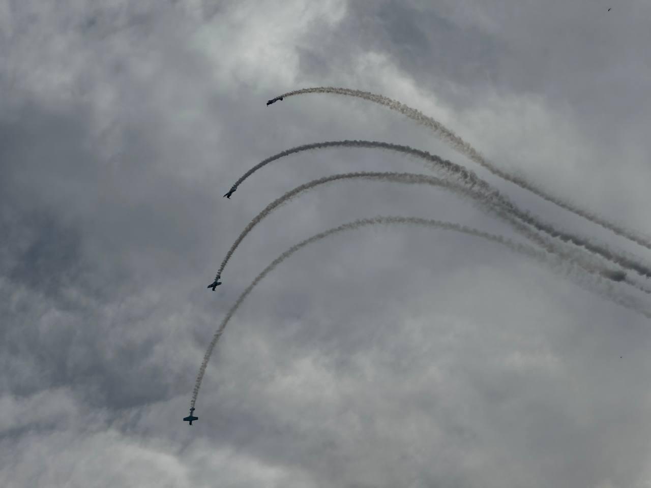 Фото В Новосибирске завершилось грандиозное авиашоу: завораживающие кадры самолётов и вертолётов в небе 26